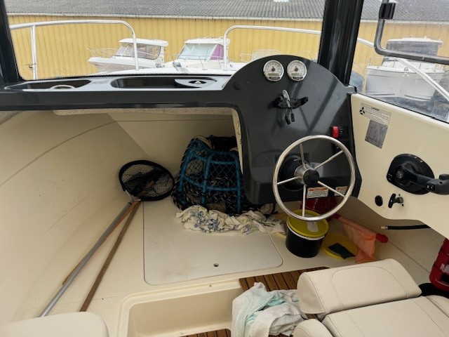 slider 1 Quicksilver Captur 555 Pilothouse